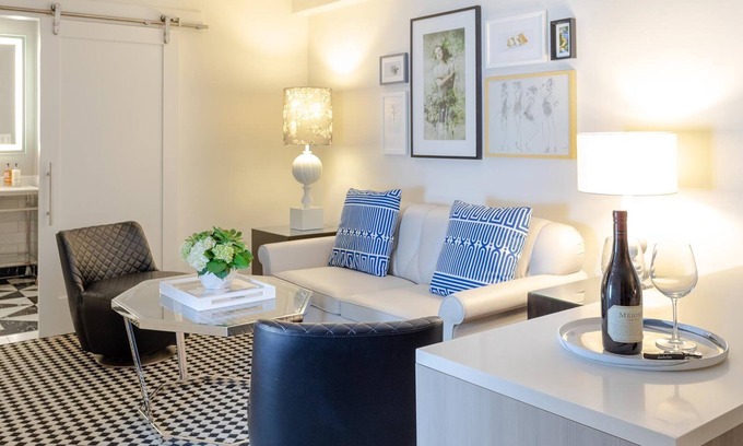 Norma Triangle Hotel | Luxurious Suite Near Hollywood Museum! Rooftop Pool, Pet-friendly, Balcony!