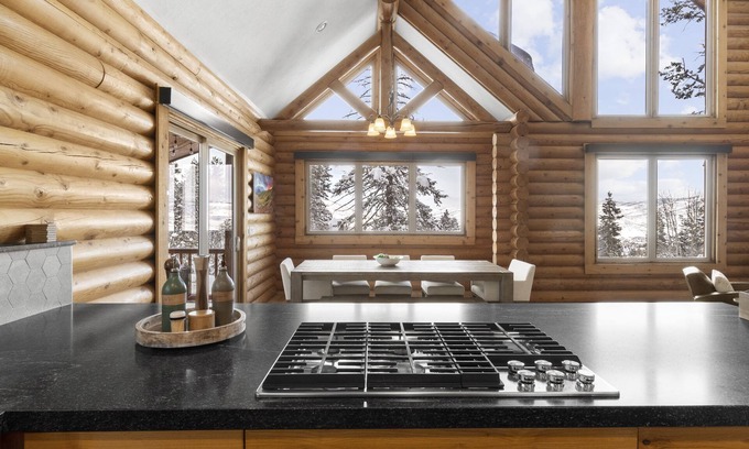 Summit Park Cabina | Luxurious Summit Vista / Hot Tub / Pool Table / 4 BR / 12 Guests / Gorgeous View