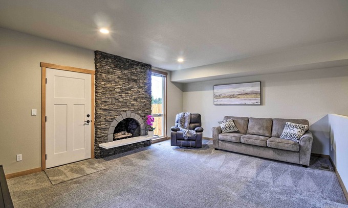 Edgewood Casa | Luxurious Tacoma Retreat w/ Quartz Countertops!