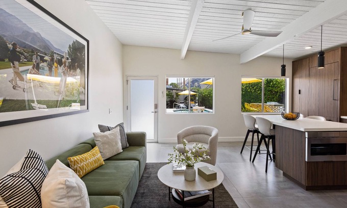 Historic Tennis Club Condominio | Luxurious Tennis Club Bungalow 4 with Mountain Views and Walks to Downtown Palm Springs!