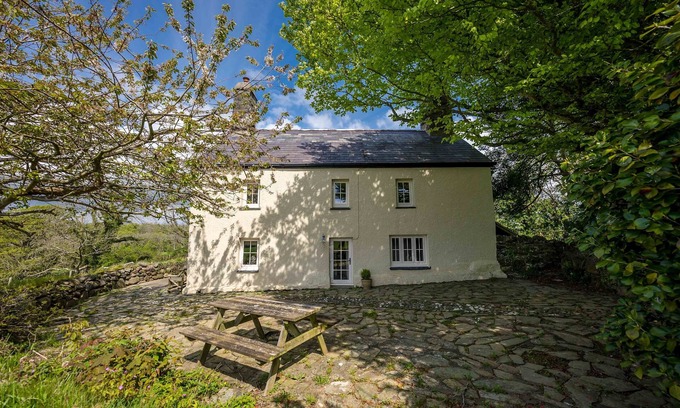 Llanystumdwy Cabaña | Luxurious Three Bedroom Farmhouse with Sea Views in Llanystumdwy | Bryn-Du