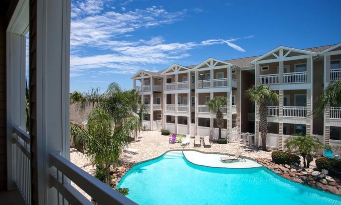 Corpus Christi Condominio | Luxurious Townhome Overlooking Tropical Pool
