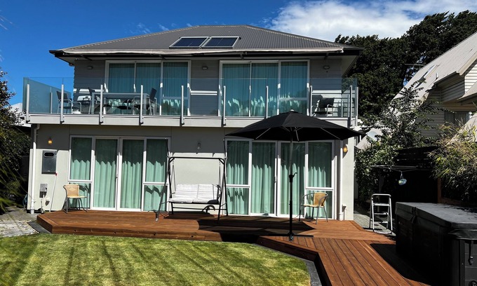 Sydenham Casa | Luxurious tranquil getaway, romantic garden, led lighting and spa.