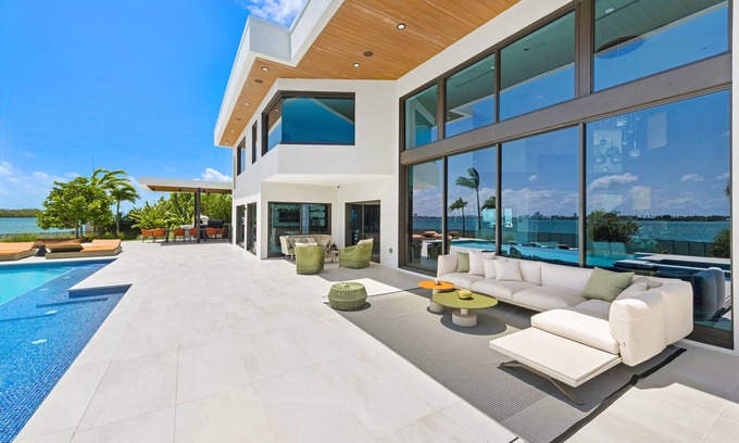 North Miami Villa | Indulge in Luxury: Your Tranquil Resort Mansion Awaits in Vibrant Miami