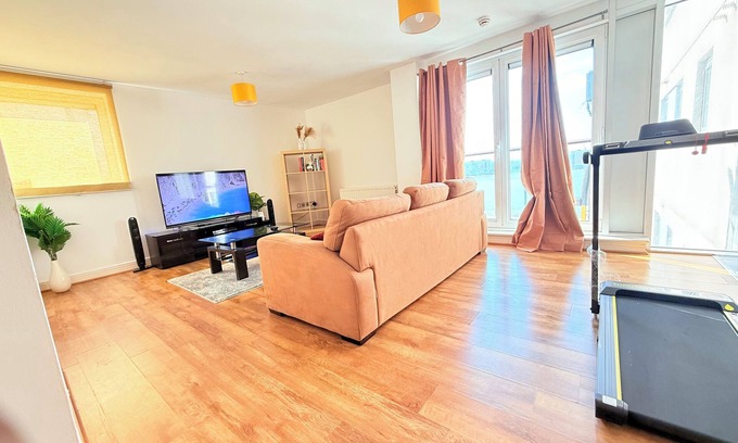 Royal Docks Apartamento | Luxurious two bedroom with en-suite bathroom with a running machine included.