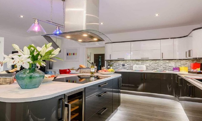 Horning Villa | Villa ultra lujosa con bañera de hidromasaje privada, sala de juegos y 3 baños.