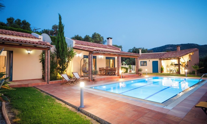 Giannoudion Casa | Luxurious villa, idyllic view, 5km from town & beach, total privacy, large pool
