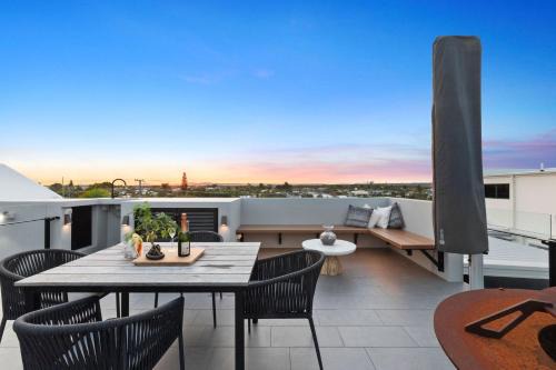 Warana Casa | Luxurious Waterfront Home with direct beach access and ocean views from top viewing deck