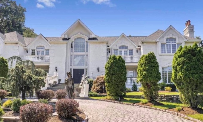 Saddle River Casa | Luxurious white brick villa