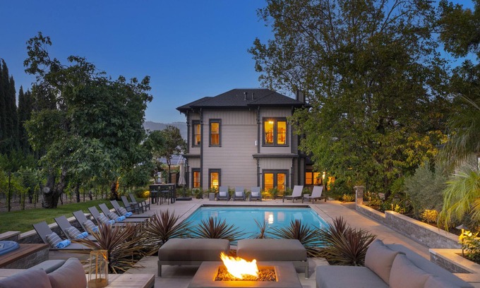 Geyserville Casa | Luxurious Wine Country Resort walk to the finest bars, restaurants and wineries!