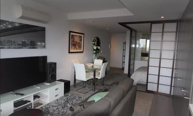 South Yarra Apartamento | Luxurious with city views, free parking on premises & Wi Fi