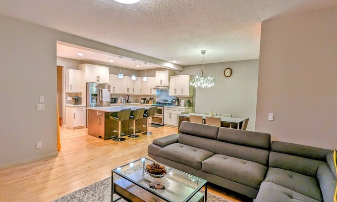 Cochrane Casa | Luxurious with Firepit, BBQ, k/garden, Workspace