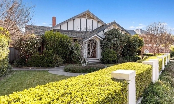 Wagga Wagga Casa | Luxuriously appointed, recently renovated 4 bed, 3 bath home in CBD