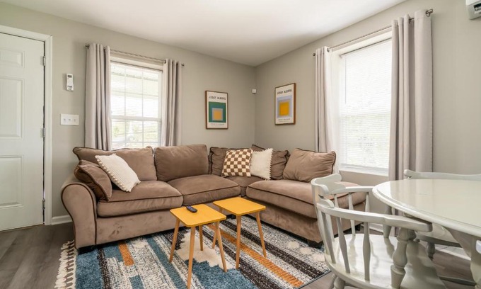 Columbia Apartamento | Luxury 1 bed APT near Five Point. Pets welcome!