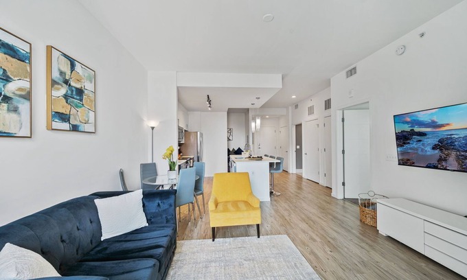 Channel District Apartamento | Luxury 1 BR with Den Downtown Tampa Apt: City Views, Rooftop Pool, Workspace