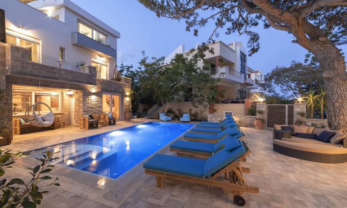 Koutsouras Villa | Lujosa villa de 14 dormitorios con piscina privada y jacuzzi cerca de la playa
