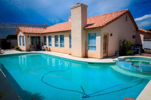North Las Vegas Casa | Luxury 1900 SQ FT House Huge 46 FT Pool & Hot SPA