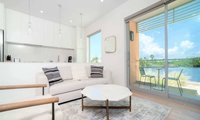 Seven Mile Beach Apartamento | Luxury 1Bdr Waterfront Apt w/ Pool, Hot Tub+ Gym