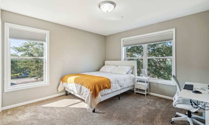Lowry Hill East Casa | Luxury 1BR/1.5BA Room in Shared Home w/ Rooftop Near Downtown