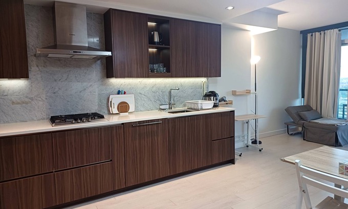 Burnaby Condominio | Luxury 1BR High-Rise Condo in Brentwood | Views, SkyTrain, Patio, Amenities
