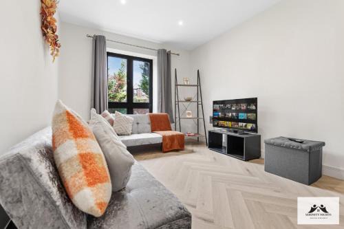 Waddon Apartamento | Luxury 2 BDR Garden View Apartment with Ensuite Patio Pool Table Entertainment Sleeps up to 7 Ideal for BUSINESS AND LEISURE STAYS