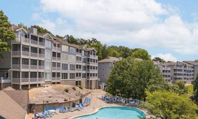 Lake Ozark Condominio | Luxury 2 Bed/2 Bath Lakefront Condo w/Dock/Deck/Pools-Minutes from Bagnell Strip-Sleeps 6