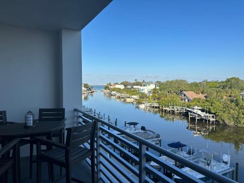 Central Sarasota Casa | Luxury 2 Bed 2 Bath Waterfront Condo with Patio Sunsets Gym and Parking