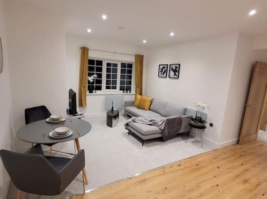 Wainscot Casa | Luxury 2 Bed Apartment In The Centre Of Rochester