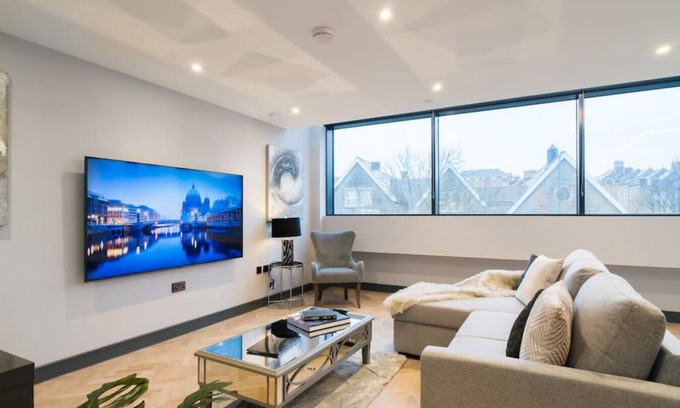 Penarth Condominio | Luxury 2 Bed Duplex Apt w/Balcony, Gym & Parking