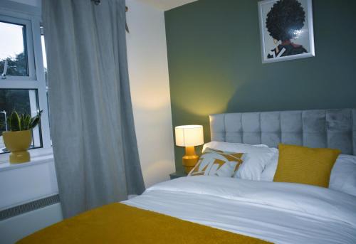 Dartford Apartamento | Luxury 2 bed House with 3 beds,3 Free Parking lot in Dartford Near Town Centre, Adjacent Bus Stop, Train Station, Bluewater Mall, 25mins to London City Airport,20 miles from Central London