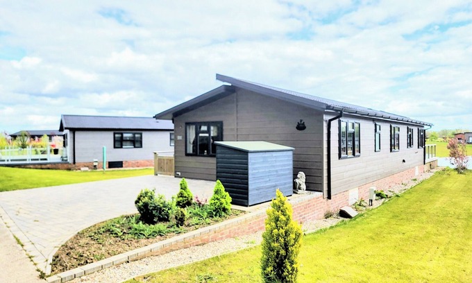 Arnold Cabina | Luxury 2-Bed Lodge in Routh, Sleeps 4 with Hot Tub
