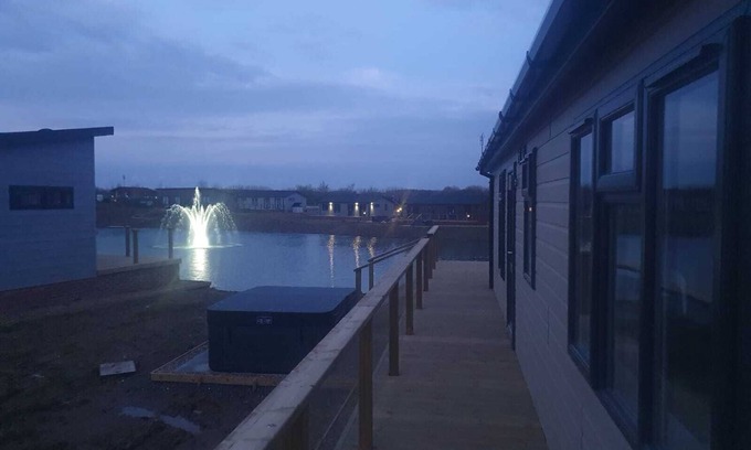 Arnold Casa | Luxury 2-bed Lodge in Routh, Hottub & Pet Friendly
