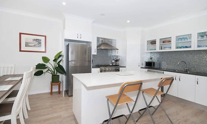 Yamba Casa | LUXURY 2 BED! Spacious & central to everything! 2bed 1.5 bath, wifi, garage+++
