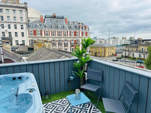 Southampton City Centre Casa | Luxury 2-bed stay, Rooftop Terrace, Hot tub, By Cruise Terminal, Oxford Street