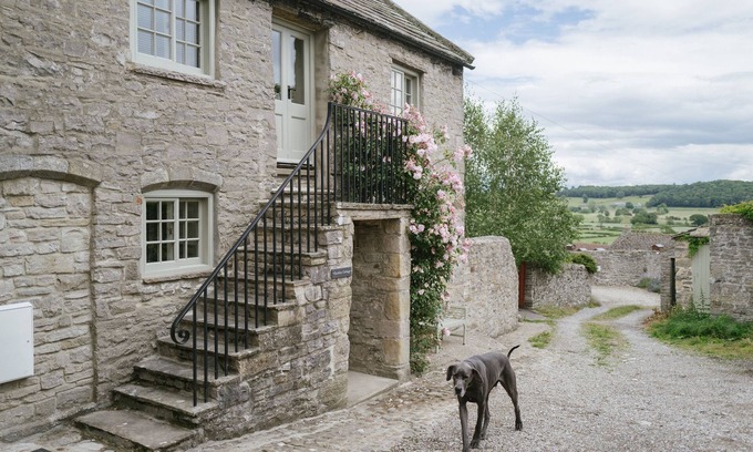 Middleham Cabaña | Luxury 2 bed village retreat with 4 pubs & garden with views