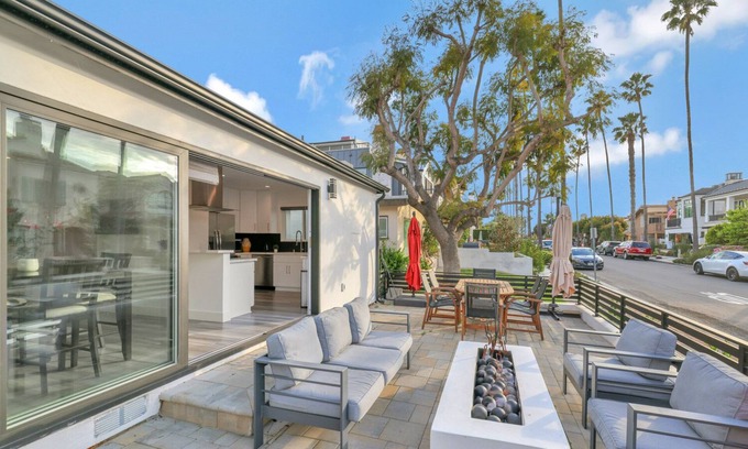 Corona del Mar Casa | Luxury 2 Bed w/ Huge Sun Deck, A/C, fast WiFi, 10 minute walk to Beach