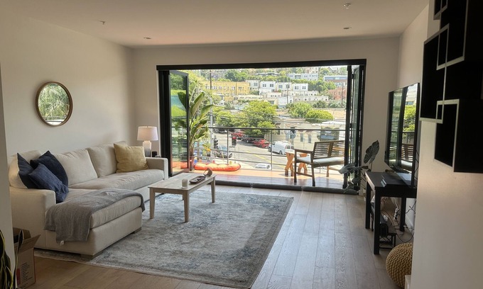 Sunset Junction Apartamento | Luxury 2 Bedrm Apt with open living area in Prime Silverlake April 1-May 30