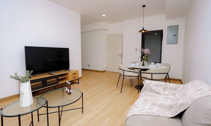 Marbella Condominio | Luxury 2 bedroom apt with free parking