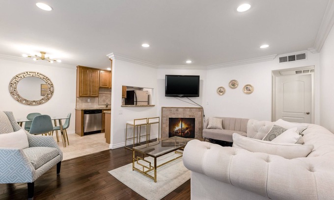 Studio City Condominio | Luxury 2-Bedroom Condo in Studio City