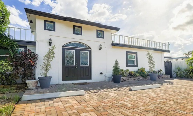 Delray Beach Casa | Luxury -2 Bedroom Home with Free Parking on Site