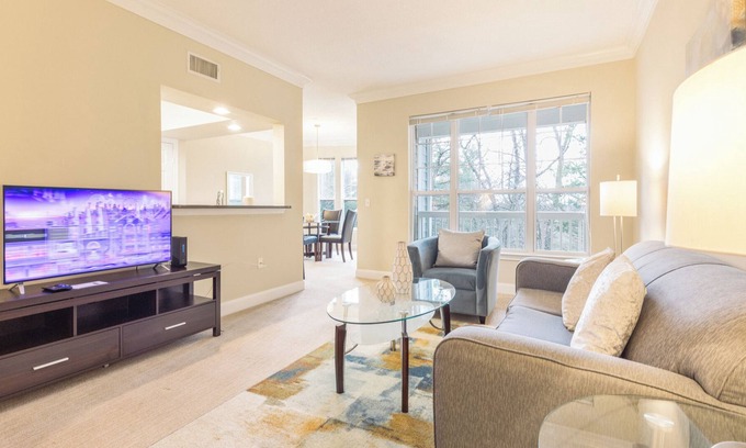 Waltham Casa | Luxury 2 BR/2 BATH Townhouse near I-95. Pet-Friendly!