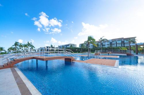 Puerto Juarez Casa | Luxury 2 BR Condo with tub & Infinity Pool - Beach Side At Mareazul - Sirenita G