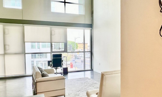 Los Angeles Casa | Luxury 2 Level Condo w/ Washer & Dryer