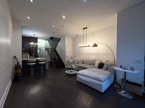 Wellington Place Apartamento | Luxury 2-Story loft in downtown