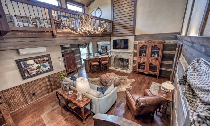 Fredericksburg Cabina | Luxury 23-acre Ranch Cabin with Hot Tub!