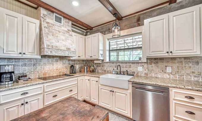 Fredericksburg Cabina | Luxury 23-acre Ranch With Hottub Near Alamosprings