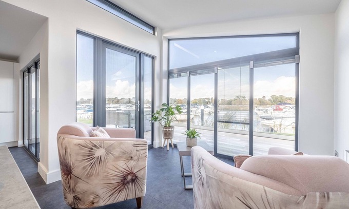 Windsor Cabina | Luxury 2BDR 2BA Lodge with Hot Tub in Windsor Marina