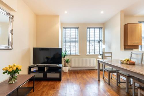 Bush Hill Park Apartamento | Luxury 2BDR duplex apt, N London, 2 floors