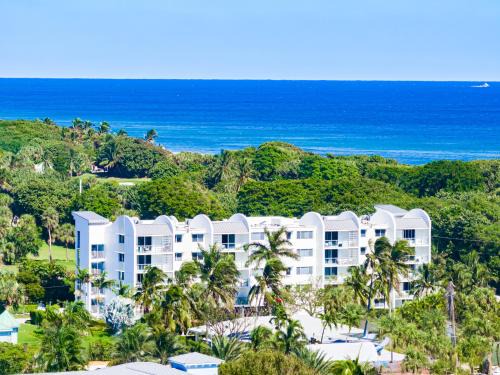 Boca Raton Apartamento | Luxury - 2BR 2BA - Balcony - Right Across From the Beach