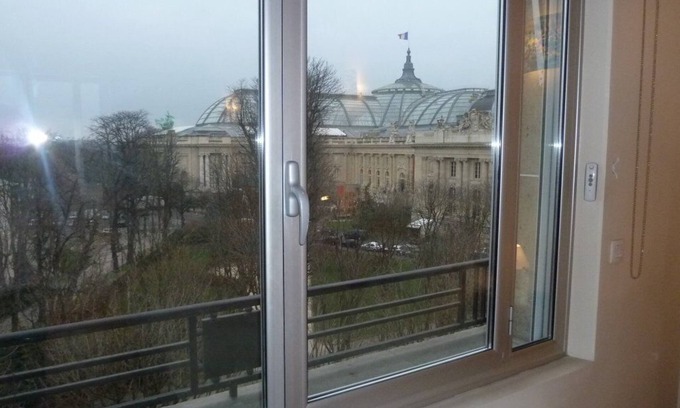 Champs-Elysees Apartamento | Lujo 2HAB / 2BA / Campos Elíseos / Montaigne / Vistas magníficas / Central Air / ALQUILER DE MOVILIDAD
